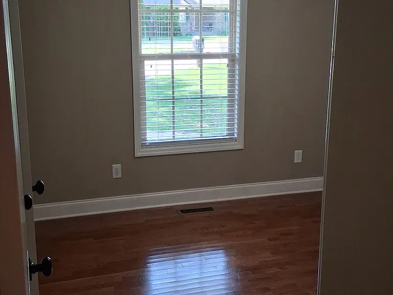105 Oak Ln — Photo 3