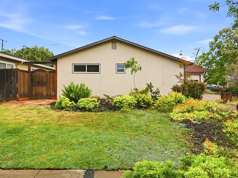 927 Lorne Way — Photo 6