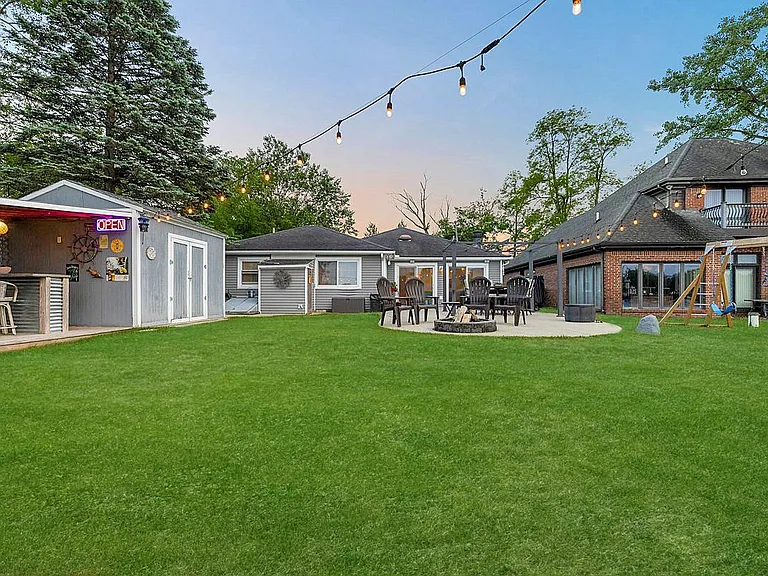 486 Charlevoix St — Photo 30