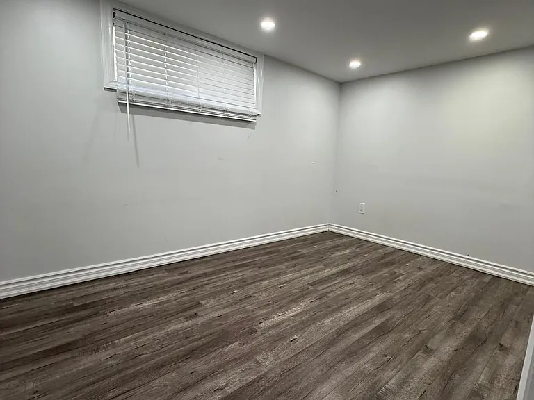 146 Brenda Cres #BASEMENT — Photo 2