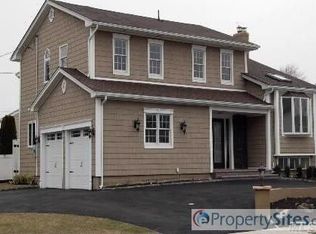 2694 S Seamans Neck Rd, Seaford, NY 11783