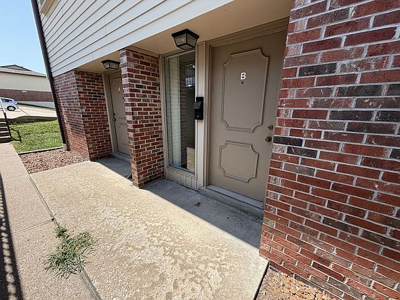 2nd image of 829 Southwest Blvd #B