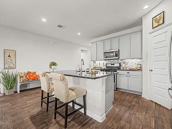 3rd image of 222 Kickapoo Dr