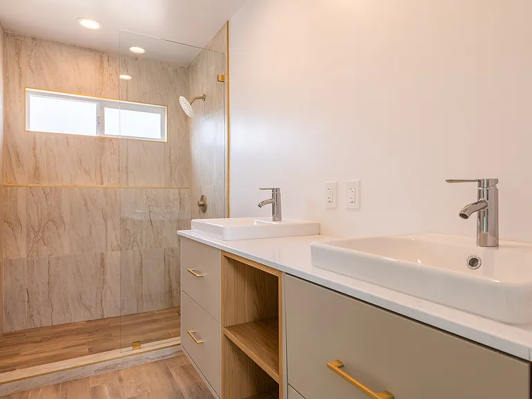 17601 Hamlin St — Photo 20