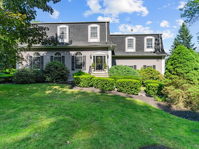 80 Howland Rd — Photo 1