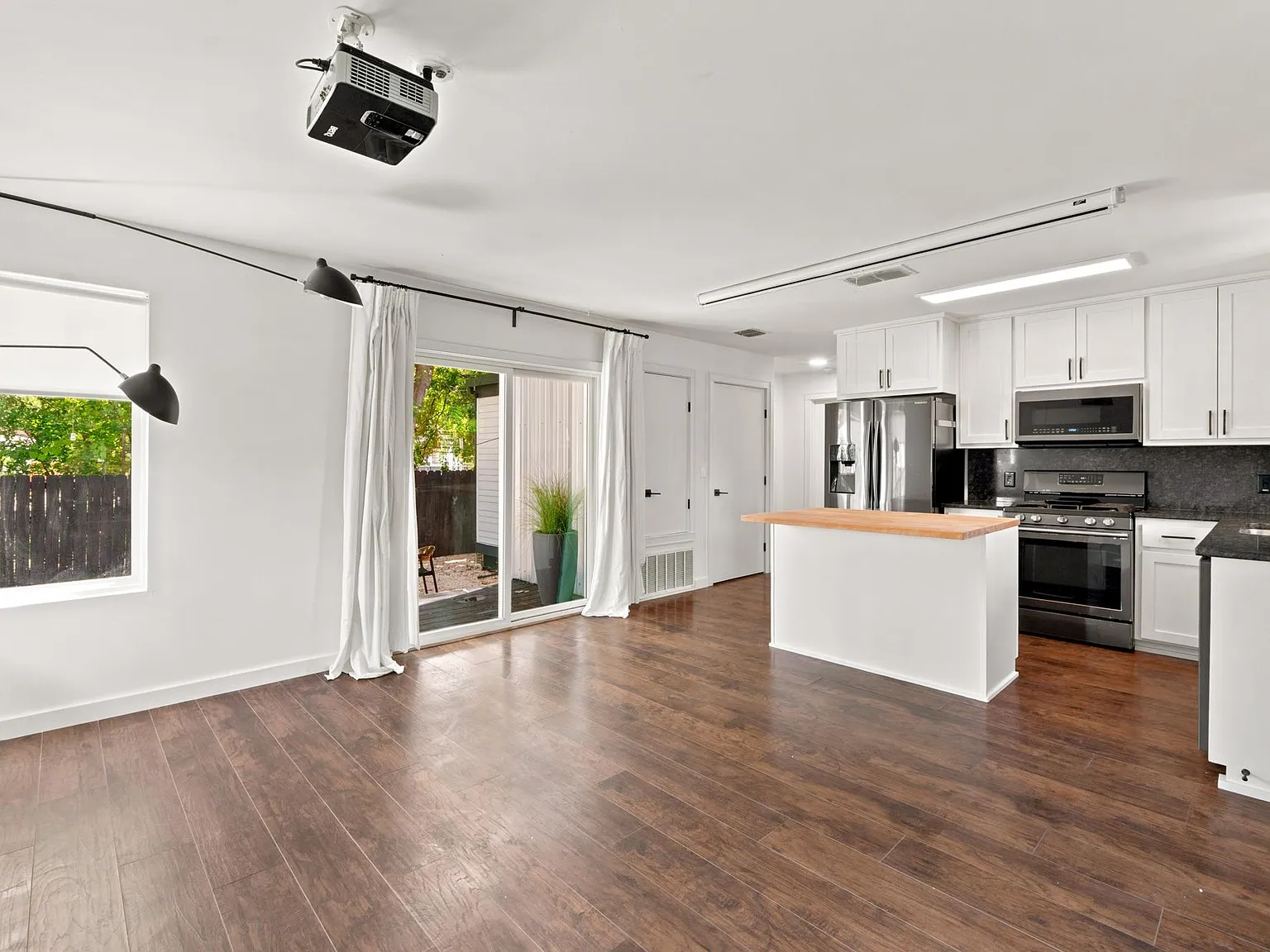 2 bed, 2.0 bath, 853 sqft, $2,200 — Photo 4