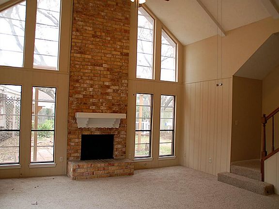 GREAT HIGH CEILINGS IN DEN