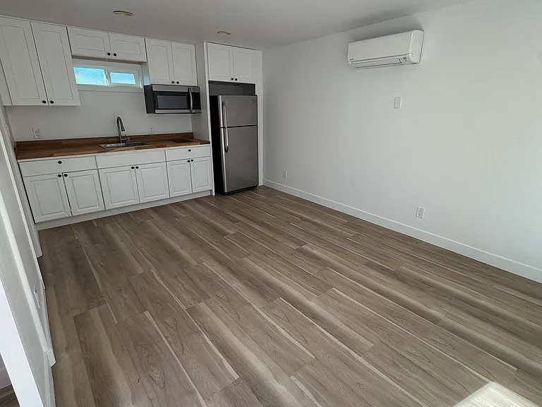 2215 Alsace Ave — Photo 3