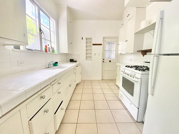 5th image of 1443 N Hayworth Ave #1/2
