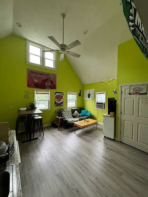 6 bed, 2520 sqft, $3,600 — Photo 3