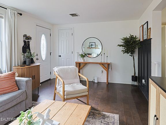 5th image of 1104 Stony Point Rd