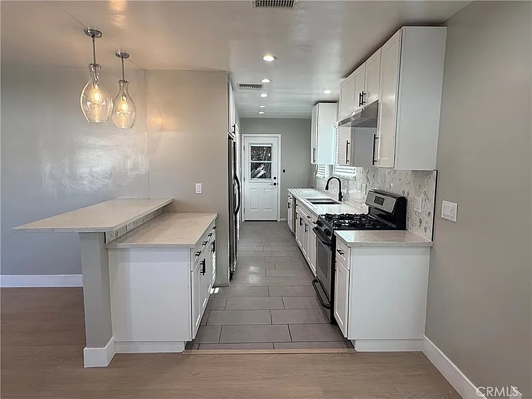 7358 Riverton Ave — Photo 8
