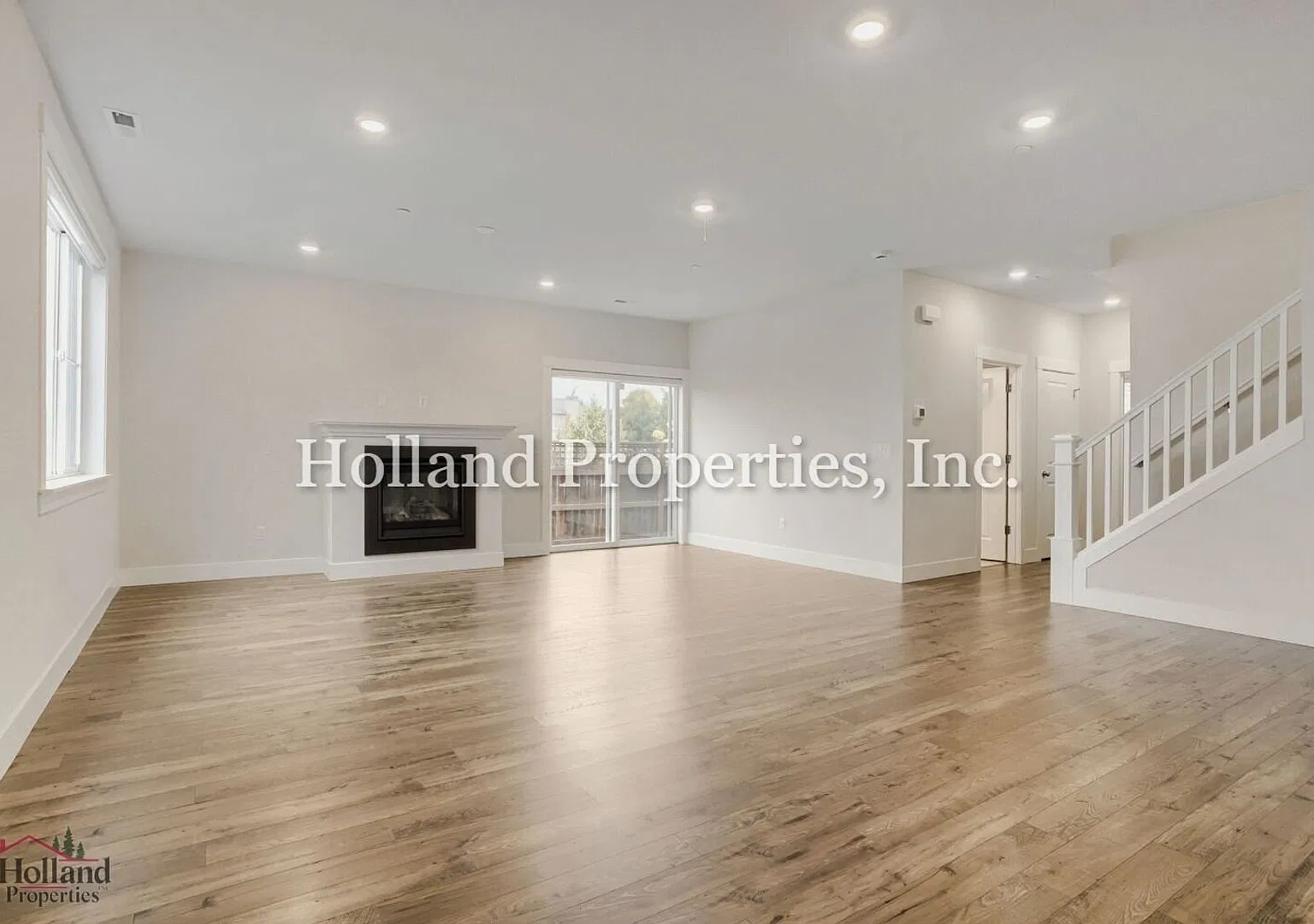 Spacious 5-Bedroom Wilsonville Home with A/C, Green-Space Views & Private Yard — Photo 4