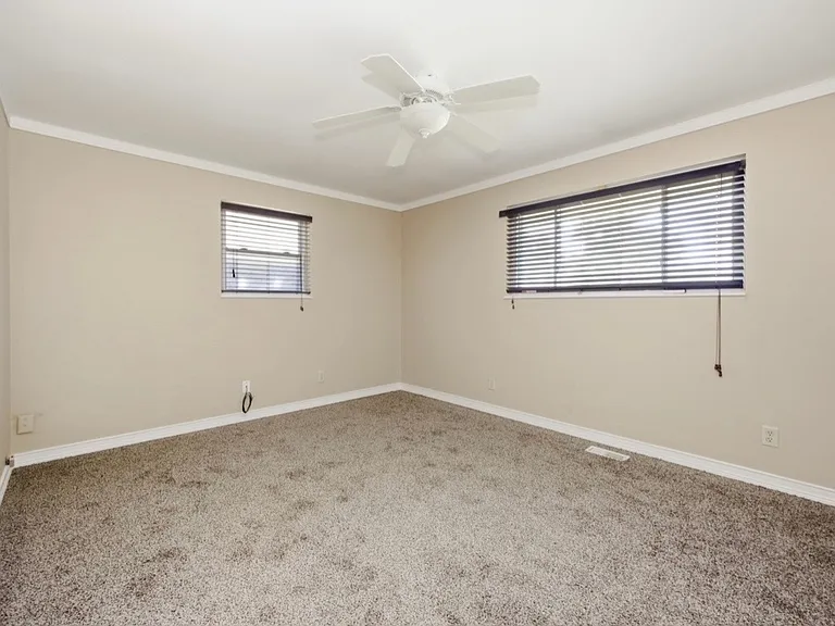 510 W Market St — Photo 16