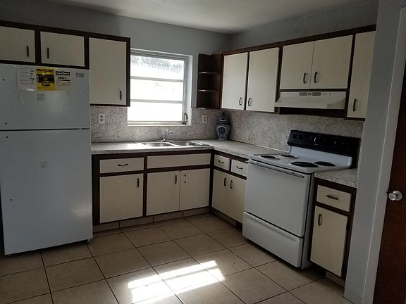 4th image of 1750 NE 149th St APT 8