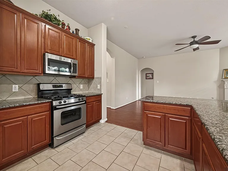 13719 Saxony Dr — Photo 18