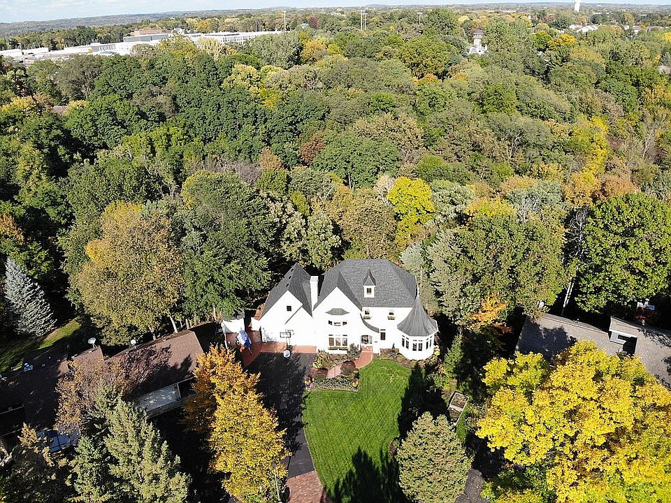 2nd image of 616 Oakwood Ct