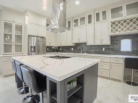 3rd image of 319 Brooks Cir