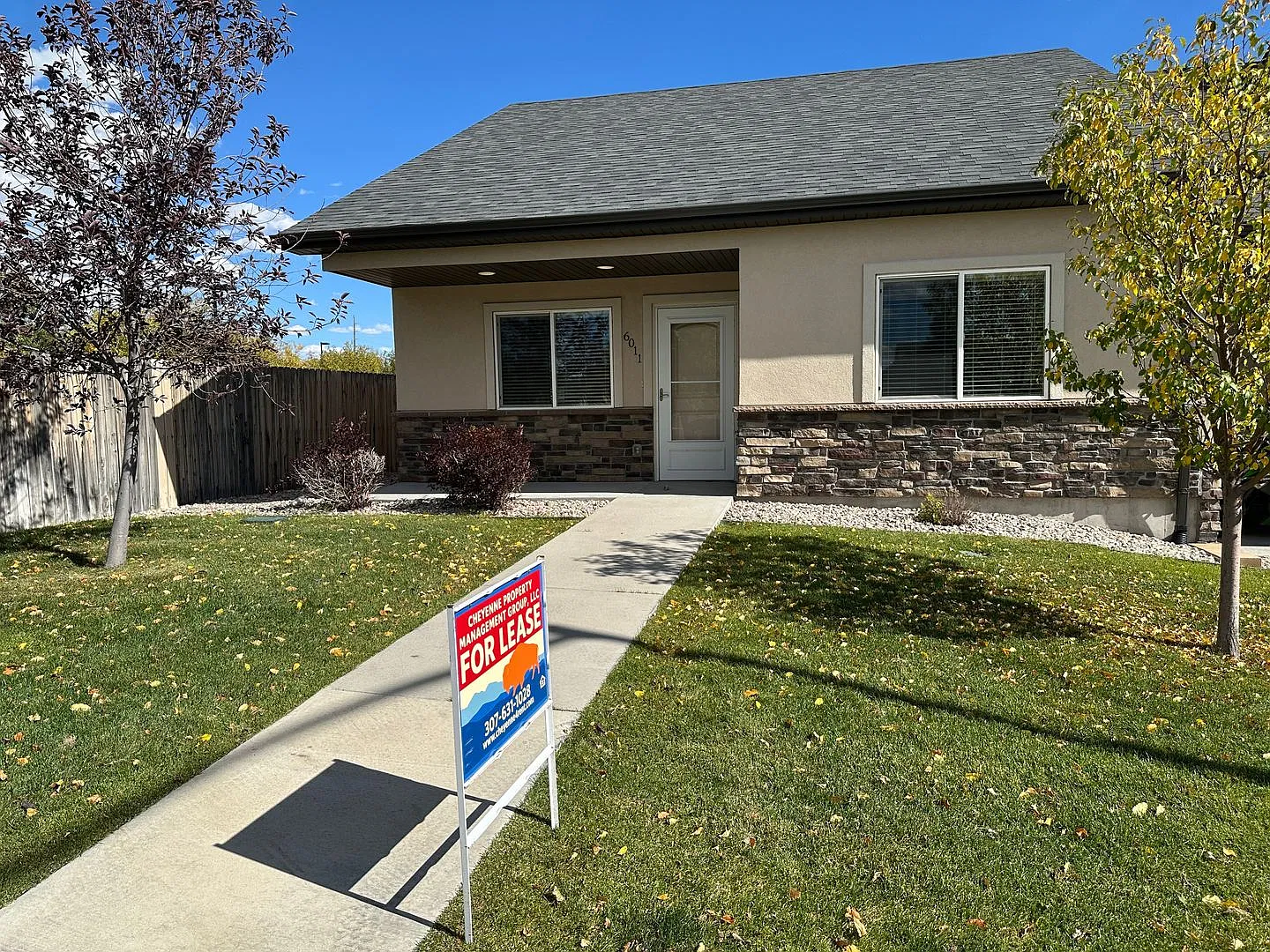 2 Bedroom, 2 Bathroom Townhouse With 2 Car Attached Garage — Photo 4
