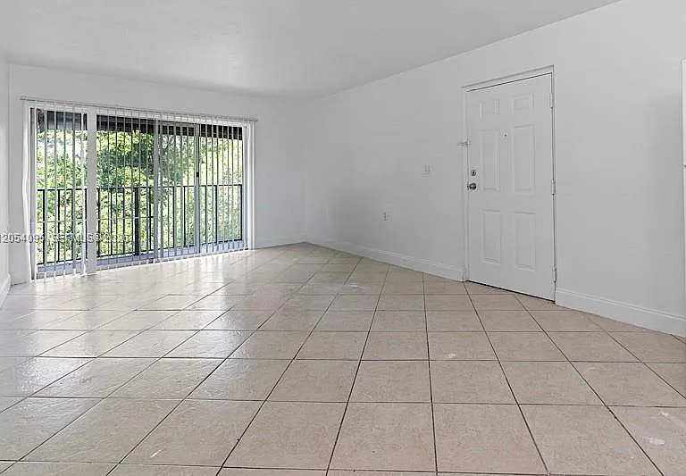 1201 Lake Victoria Dr #V — Photo 6