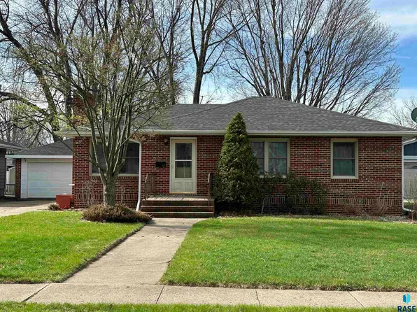 413 W Bishop St, Luverne, MN 56156