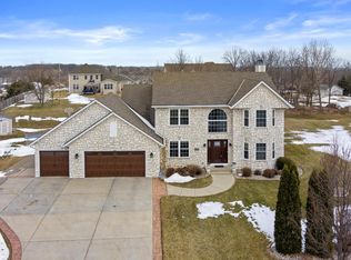 2080 E Oak Ridge Ln, Oak Creek, WI 53154