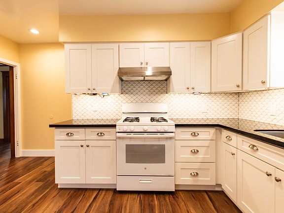 Soft-close cabinets, granite countertops, gas stove and oven