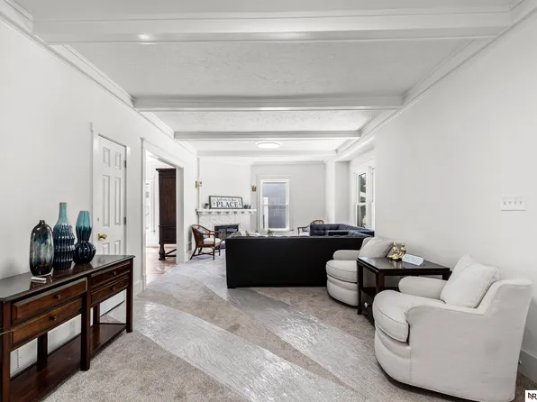 323 N 38th Ave, Omaha, NE 68131