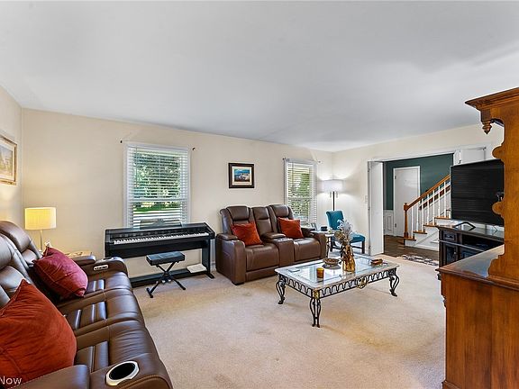 3rd image of 147 Mayflower Dr