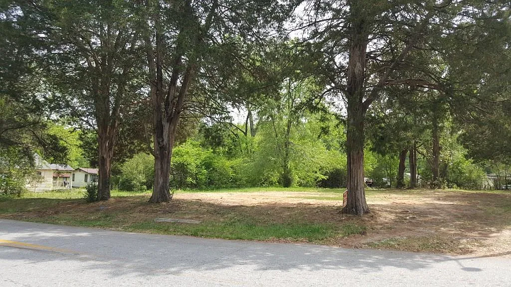 275 Cemetery St photo 1