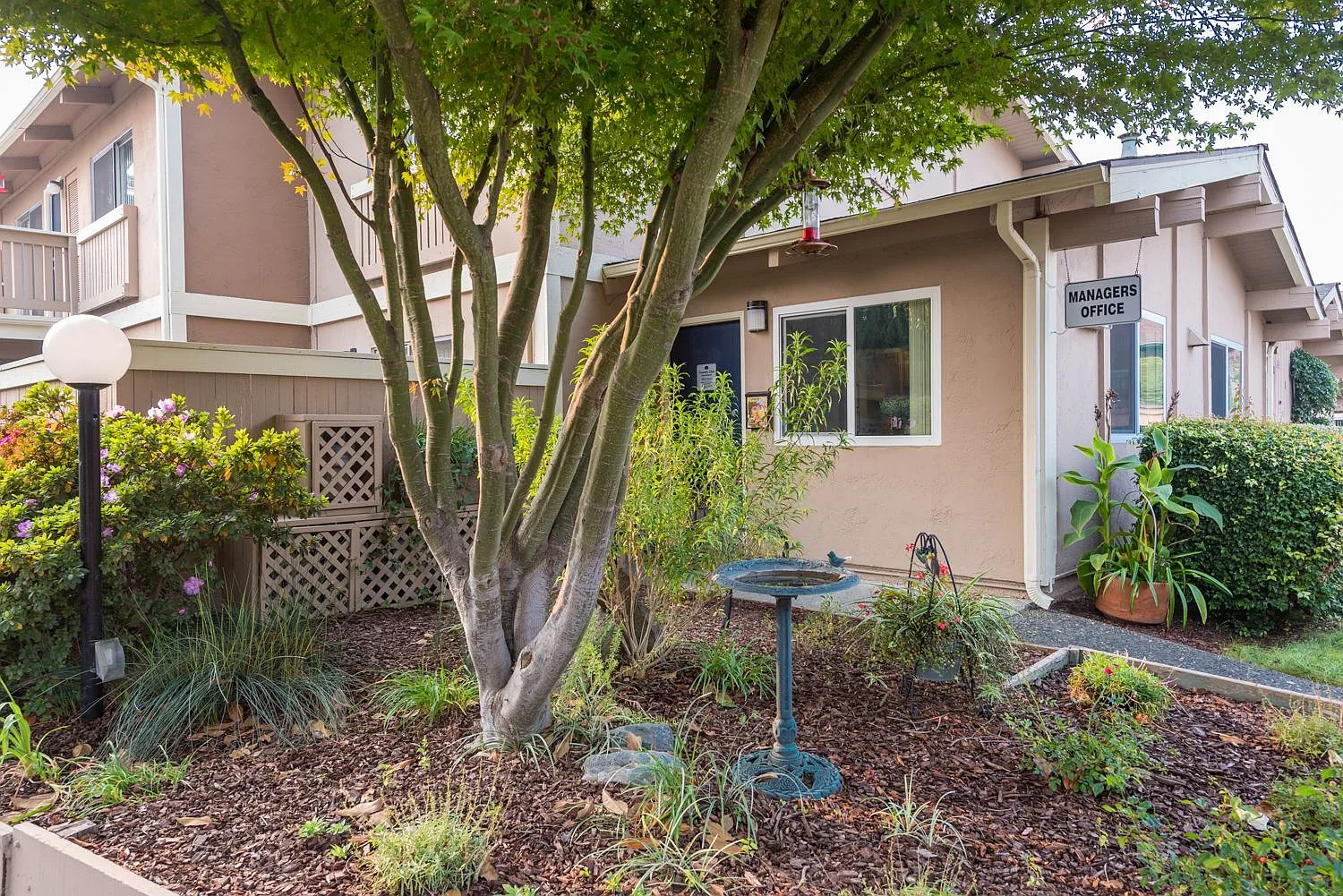 Country Club Apartments — Photo 1