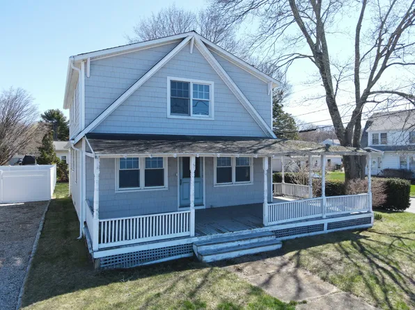 101 Niantic River Road, Waterford, CT 06385