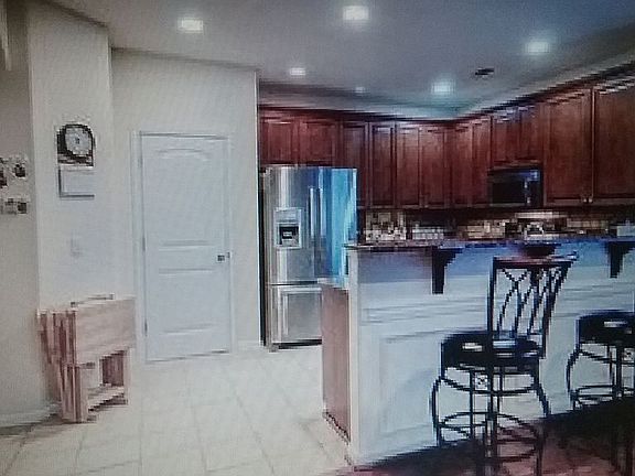 Breakfast bar & kitchen