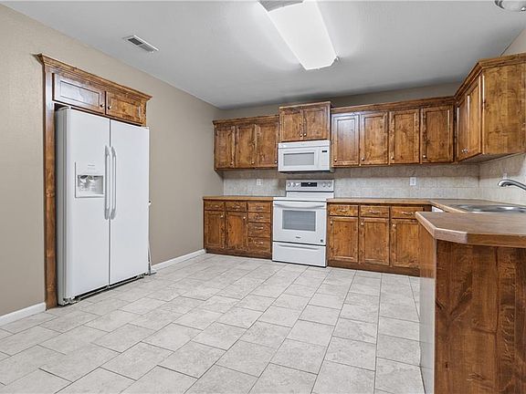 4th image of 312 Grover St