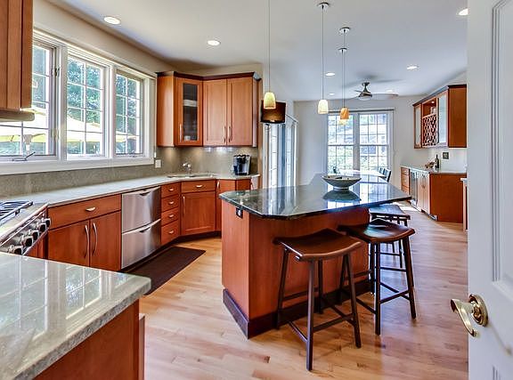 2nd image of 2111 Stratford Ln