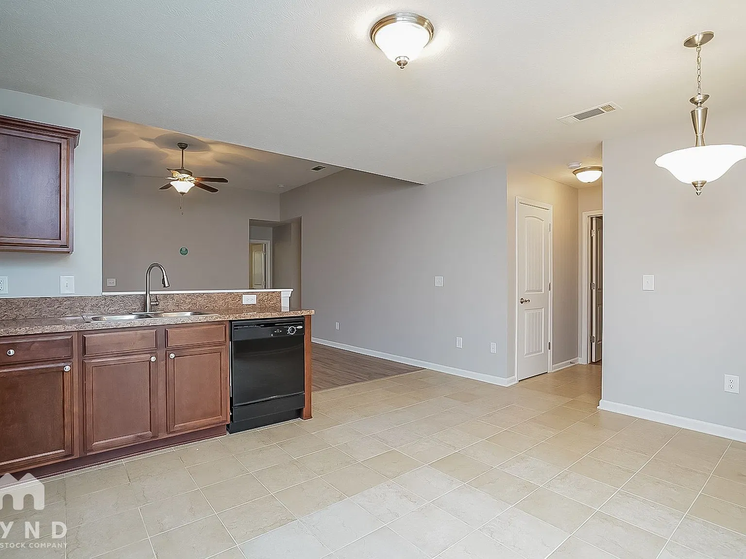 3 bed, 2.0 bath, 1359 sqft, $2,065 — Photo 4
