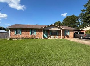604 Point Dr, Philadelphia, MS 39350