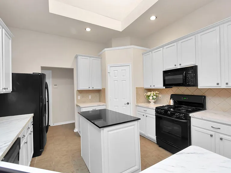 16510 Bluff Springs Dr — Photo 21