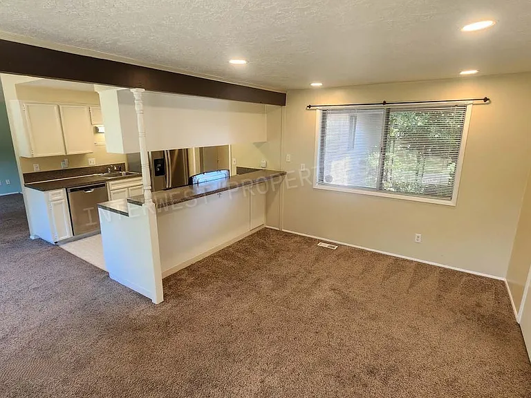 265 SW Salix Ter — Photo 18