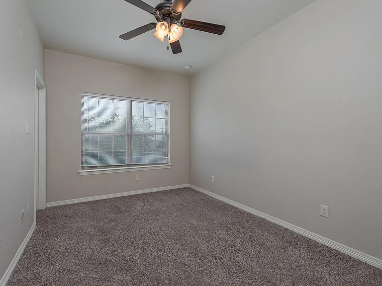 300 Live Oak St — Photo 5