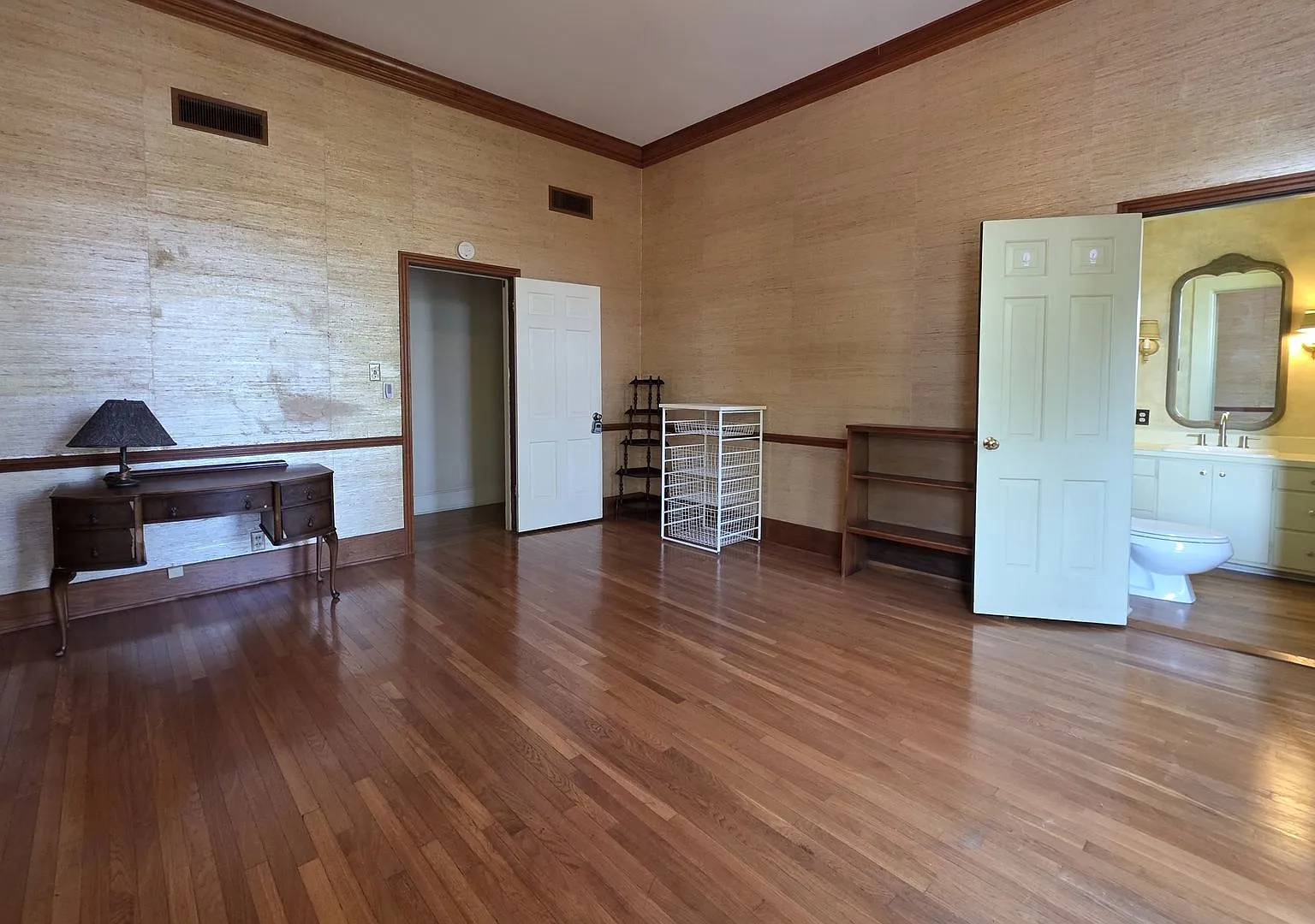 Charming Private Room in Historic Home; All Bills Paid — Photo 4