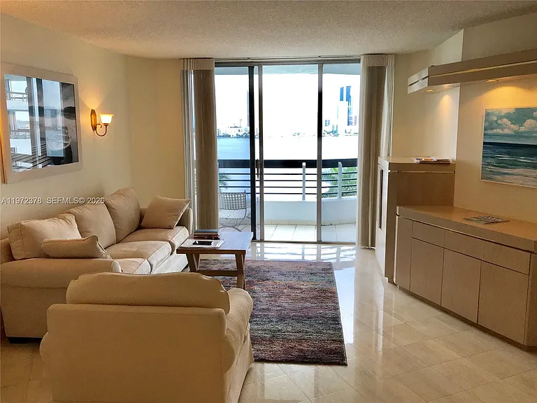 3600 Mystic Pointe Dr #815 — Photo 4