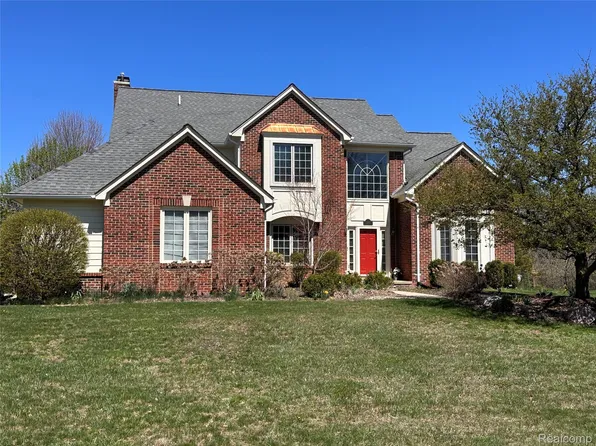 3915 Winslow Dr, Auburn Hills, MI 48326