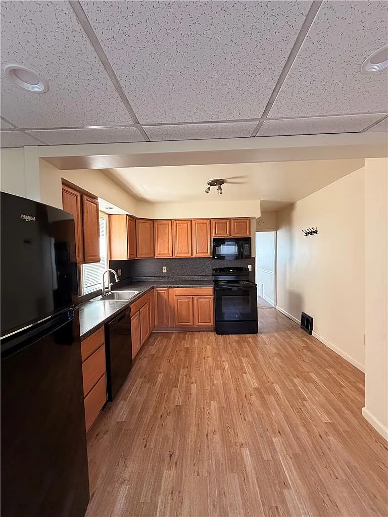 3 bed, 1.0 bath, 520 sqft, $1,875 — Photo 4