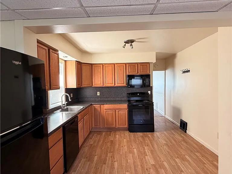 2414 Birch St — Photo 4