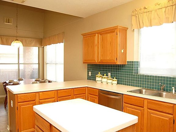 3rd image of 2704 Aspen Ln