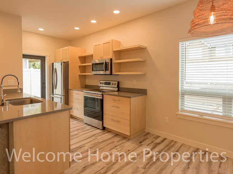 2 NE Hadley Way — Photo 8