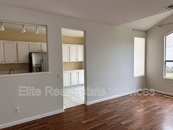 2nd image of 412 Sanibelle Cir #1