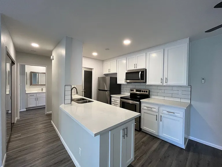 1635 North Martel Avenue — Photo 9