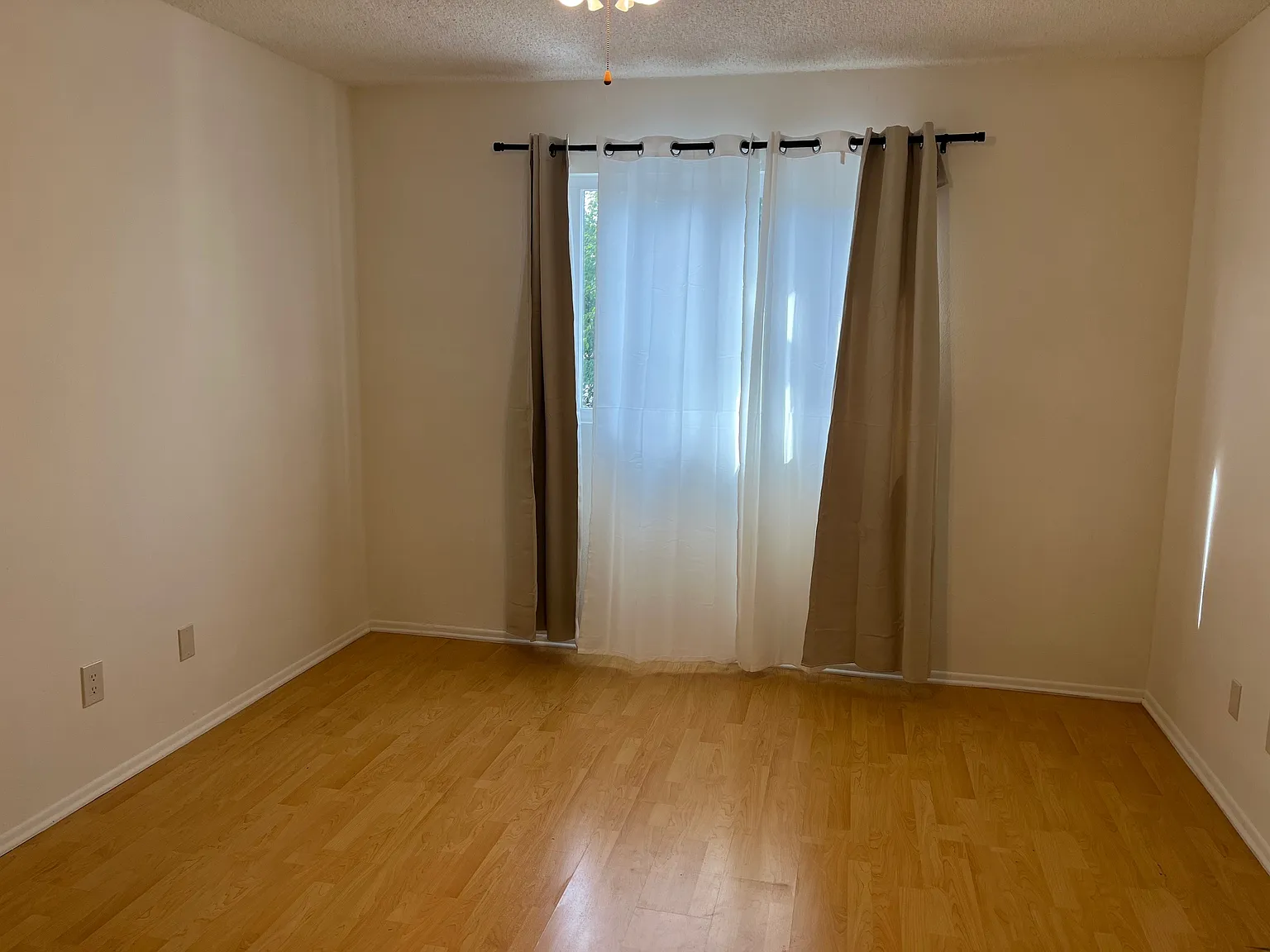 2 bed, 950 sqft, $2,690 — Photo 3